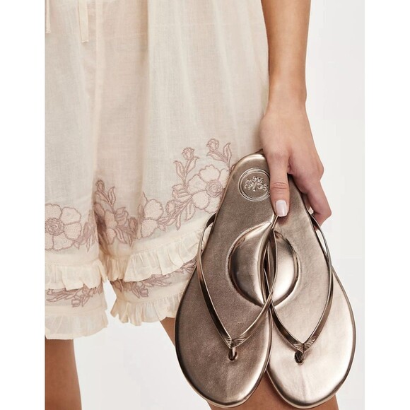 Free People Shoes - FREE PEOPLE SOLEI SEA Sz 9 (8-8.5) Around Town Metallic Pewter Flip Flop Sandal
